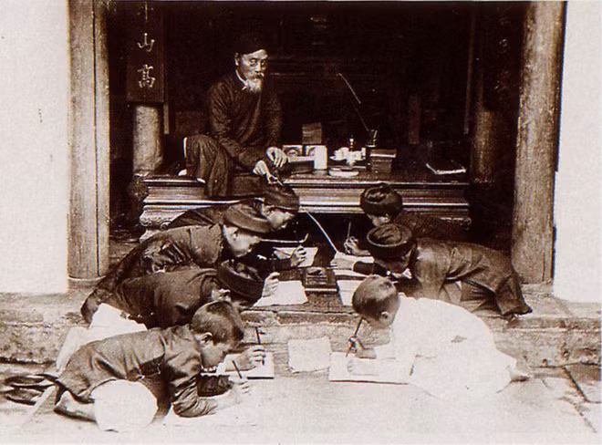 Thầy giáo Nguyễn Nhuận (Nguyễn Văn Nhuận) quê tỉnh Quảng Bình ngày nay, là thầy học của Hàm Nghi, rất được vua kính trọng. Sau này, khi bắt được vua Hàm Nghi, quân Pháp không có cách gì nhận ra ông. Chỉ khi chúng đưa thầy Nguyễn Nhuận tới, vua Hàm Nghi đứng dậy vái chào, người Pháp mới chắc rằng đã bắt được vua xứ An Nam.