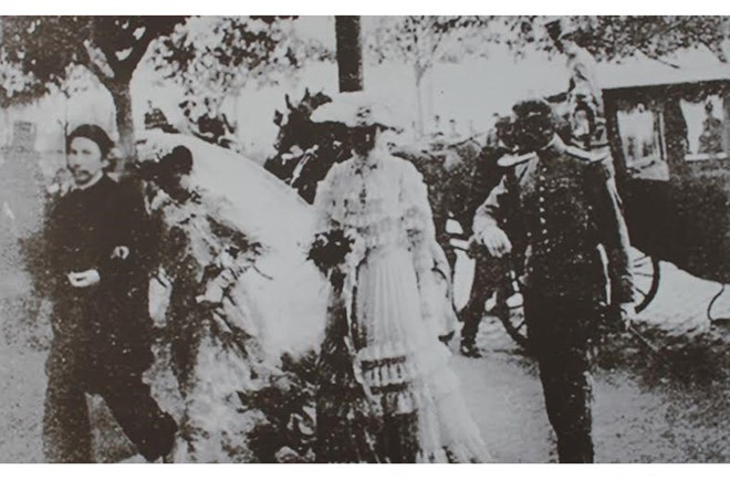 Cuối tháng 8/1888, vua Hàm Nghi bị hai tên lính phản bội là Nguyễn Đình Tình và Trương Quang Ngọc bắt nộp cho Pháp. Đầu năm 1889, vua bị đày tới thuộc địa Algeria của Pháp ở châu Phi. Năm 1904, ông đính hôn với bà Marcelle Laloe, con gái của chánh án tòa thượng phẩm Alger.