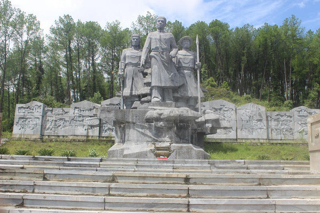 Cần Vương là phong trào đấu tranh chống Pháp diễn ra trên địa bàn rộng lớn nhưng tập trung nhất ở các tỉnh miền Trung. Khởi nghĩa Ba Đình, Bãi Sậy, Hương Khê đều là những cuộc đấu tranh tiêu biểu trong phong trào Cần Vương. Trong đó, khởi nghĩa Hương Khê do thủ lĩnh Phan Đình Phùng lãnh đạo ở Hà Tĩnh từ năm 1885 đến 1896 chính là đỉnh cao của phong trào này.