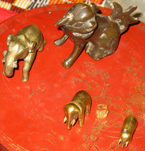 Xã Phú Gia, huyện Hương Khê, tỉnh Hà Tĩnh là một trong những nơi vua Hàm Nghi từng chọn làm căn cứ chống Pháp trong phong trào Cần Vương. Khi ở đây, vị vua triều Nguyễn đã tặng cho địa phương 2 con voi bằng vàng, 2 thanh kiếm, 40 đạo sắc phong. Hiện tại, xã được xem là "bảo tàng lịch sử" khi đang còn lưu giữ rất nhiều bảo vật nhà vua ban tặng.