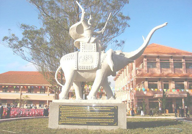 Tương truyền, trên đường gia nhập nghĩa quân Tây Sơn, Trần Quang Diệu bị hổ dữ tấn công, may có Bùi Thị Xuân kịp thời xuất hiện để cùng giết hổ. Sau này, hai người trở thành cặp vợ chồng võ tướng nổi tiếng nhất sử Việt.