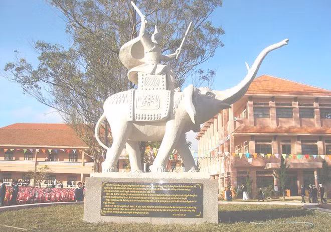 Tương truyền, trên đường gia nhập nghĩa quân Tây Sơn, Trần Quang Diệu bị hổ dữ tấn công, may có Bùi Thị Xuân kịp thời xuất hiện để cùng giết hổ. Sau này, hai người trở thành cặp vợ chồng võ tướng nổi tiếng nhất sử Việt.