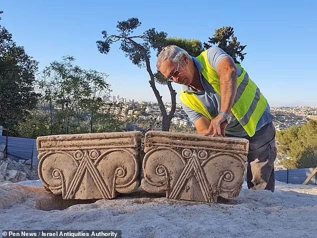 Trong cuộc khai quật mới đây, các nhà khảo cổ phát hiện những tàn tích bằng đá của một cung điện 2.500 tuổi ở Armon Hanatziv, Jerusalem.