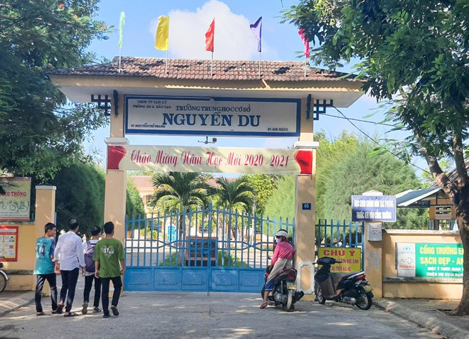 Truong tu y thu tien ghe ngoi cua hoc sinh lop 6