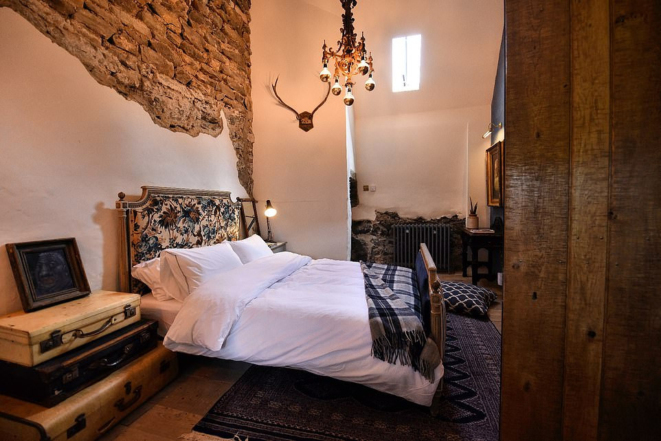 Du khách có thể thuê phòng và trải nghiệm cuộc sống trong lâu đài có từ thế kỷ 16 này.