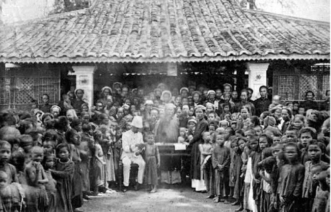 Theo sách "Đại Nam thực lục", bệnh dịch có nguồn gốc từ các thuyền buôn Ấn Độ, xâm nhập vào nước ta đầu tiên ỏ tỉnh Hà Tiên, thuộc miền Tây Nam Bộ, sau đó lan rộng ra nhiều địa phương khác.