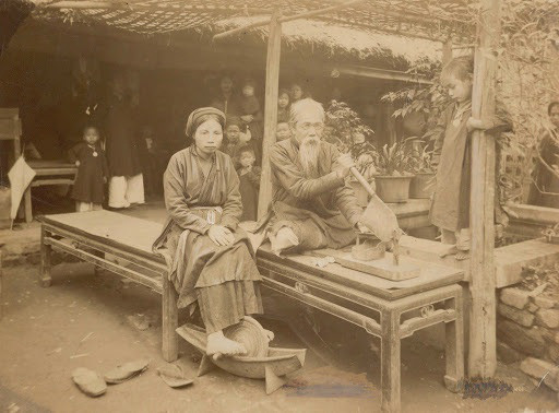 Theo sách "Minh Mạng chính yếu", trận dịch lớn đầu tiên dưới triều Nguyễn xảy ra năm 1820, dưới triều vua Minh Mạng. Theo đó, trận dịch này khiến 206.835 người tử vong (dân số lúc này khoảng 7 triệu), triều đình phát chẩn đến 730.000 quan tiền trợ cấp cho nhân dân.