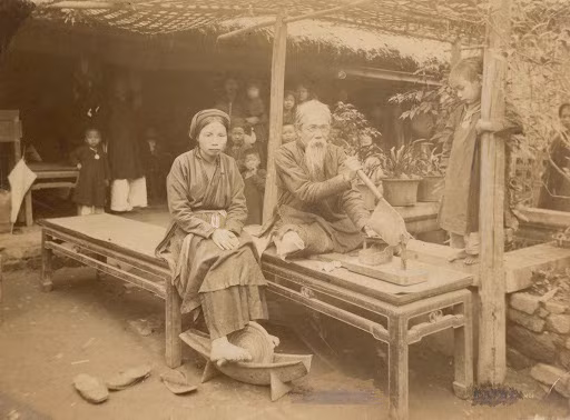 Theo sách "Minh Mạng chính yếu", trận dịch lớn đầu tiên dưới triều Nguyễn xảy ra năm 1820, dưới triều vua Minh Mạng. Theo đó, trận dịch này khiến 206.835 người tử vong (dân số lúc này khoảng 7 triệu), triều đình phát chẩn đến 730.000 quan tiền trợ cấp cho nhân dân.