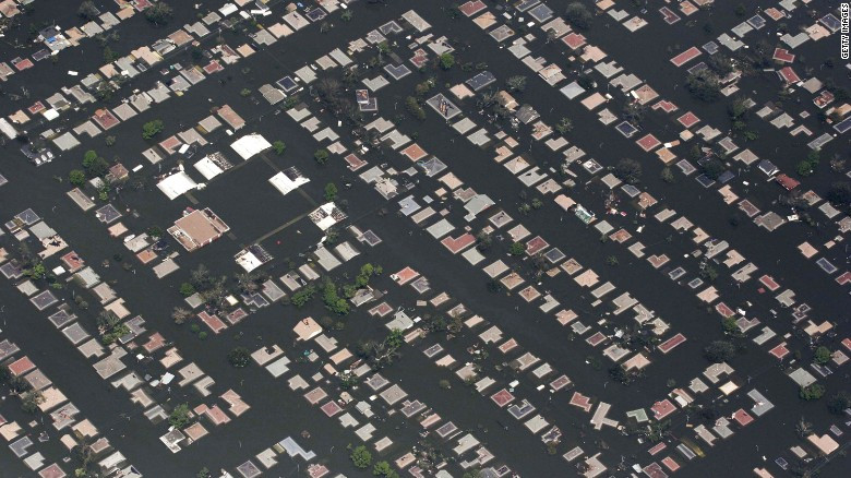 Theo ước tính, thảm kịch thiên nhiên này khiến 1.833 người thiệt mạng. Hàng trăm nghìn người mất nhà cửa.