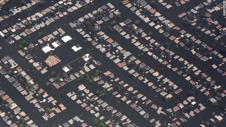 Theo ước tính, thảm kịch thiên nhiên này khiến 1.833 người thiệt mạng. Hàng trăm nghìn người mất nhà cửa.