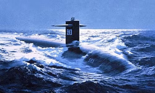 USS Thresher được bố trí ngư lôi dẫn đường Mk.37 để sử dụng chống các mục tiêu trên và và dưới mặt nước, ngư lôi chống ngầm SUBROC và thủy lôi. Là niềm tự hào của Hải quân Mỹ, không ai có thể ngờ rằng tàu ngầm USS Thresher có thể gặp sự cố tồi tệ.