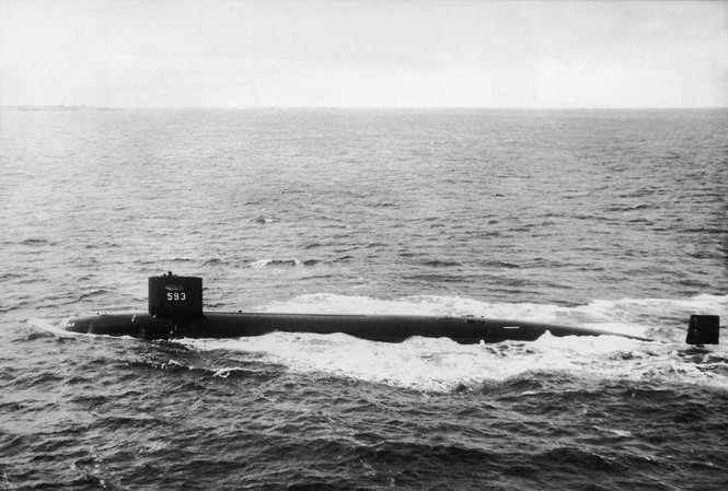 Khi đang trong chuyến lặn sâu thử nghiệm ngoài khơi bờ biển Cape Cod, tàu ngầm USS Thresher gửi đi một thông điệp lộn xộn "có một số khó khăn, đang nổi lên, cố gắng cho nổ".