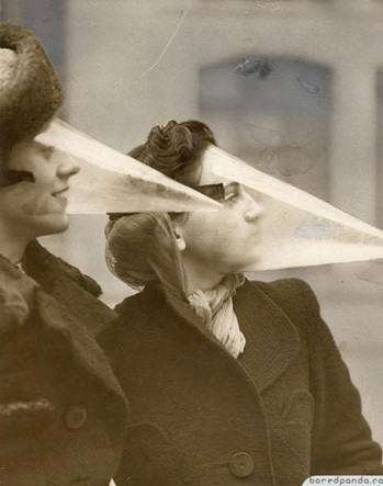 Mặt nạ chống tuyết được giới thiệu lần đầu ở Canada năm 1939.