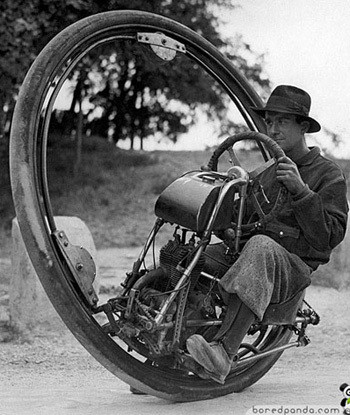 Xe mô tô một bánh có kích thước khổng lồ do M. Goventosa de Udine sáng chế năm 1931. Nhà phát minh người Italy thiết kế phương tiện lạ này có thể đạt vận tốc tối đa 150km/h.