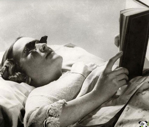 Chiếc kính đặc biệt giúp người dùng đọc sách khi nằm trên giường ở Anh năm 1936.