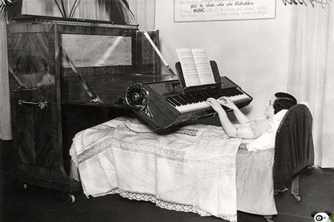 Thiết kế piano dành cho người nằm trên giường muốn luyện tập âm nhạc. Sáng chế này ra đời ở Anh năm 1935.