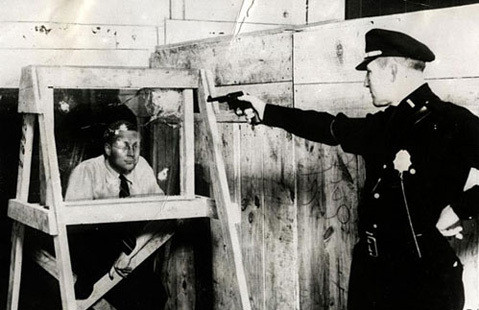 Kính chống đạn được thử nghiệm ở New York, Mỹ năm 1931.