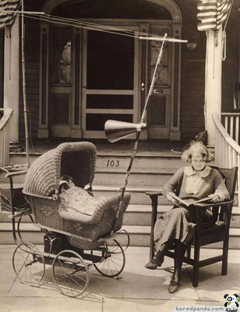 Sáng chế xe đẩy của em bé được trang bị thêm đài và loa để người dùng vừa có thể nghe tin tức, âm nhạc vừa trông trẻ. Phát minh được giới thiệu ở Mỹ năm 1921.