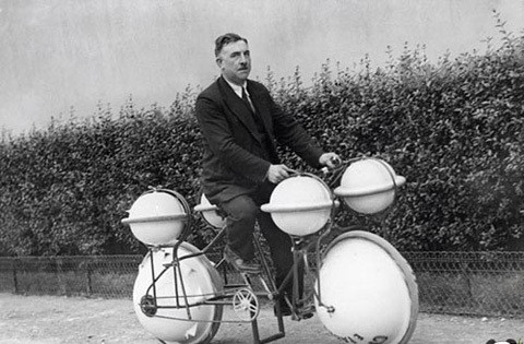 Xe đạp đặc biệt này được thiết kế vừa có thể đi trên cạn vừa di chuyển được dưới nước. Phát minh độc đáo này ra đời ở Paris, Pháp năm 1932.