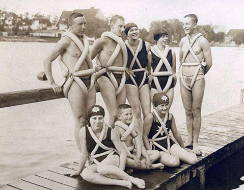 Một trong những phát minh dị nhất thế giới những năm 1900 là phao bơi làm từ lốp xe. Sáng chế này được giới thiệu lần đầu ở Đức năm 1925.