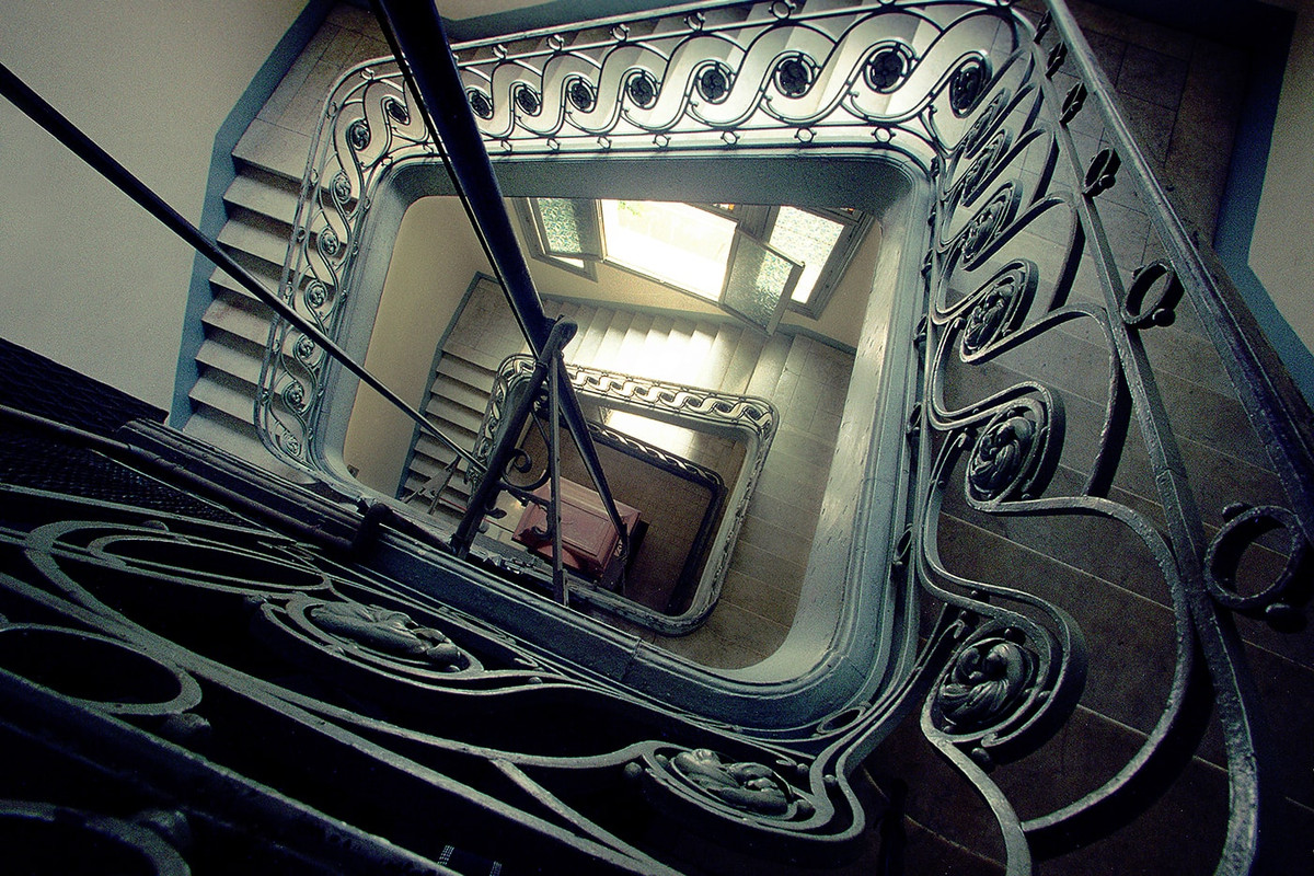 Cầu thang của dinh thự có hình chữ U, được lát đá cẩm thạch, lan can sắt uốn mỹ thuật. Đặc biệt, ở khoảng trống giữa cầu thang được lắp đặt thang máy bằng gỗ tựa như một chiếc kiệu.