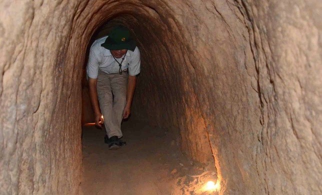 Hệ thống địa đạo Củ Chi gồm 3 tầng. Trong đó, tầng 1 cách mặt đất 3m, chống được đạn pháo và sức nặng của xe tăng và xe bọc thép. Tầng 2 cách mặt đất 5m, có thể chống được bom cỡ nhỏ và tầng dưới cùng cách mặt đất 8-10m có thể chống được các loại bom cỡ lớn.