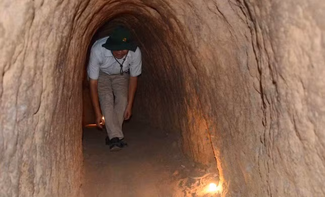 Hệ thống địa đạo Củ Chi gồm 3 tầng. Trong đó, tầng 1 cách mặt đất 3m, chống được đạn pháo và sức nặng của xe tăng và xe bọc thép. Tầng 2 cách mặt đất 5m, có thể chống được bom cỡ nhỏ và tầng dưới cùng cách mặt đất 8-10m có thể chống được các loại bom cỡ lớn.