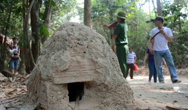 Địa đạo Củ Chi có chiều dài khoảng 250 km với hệ thống thông hơi ẩn dưới các bụi cây, có thể chịu được các loại bom có sức công phá cao của quân địch.