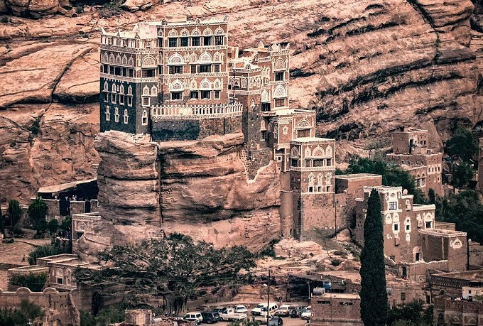 Nằm ở thung lũng Wadi Dhahr cách thủ đô Sana'a gần 15km, cung điện Dar al-Hajar được xây dựng làm nơi ở mùa hè cho quốc vương Yemen, Yahya Muhammad Hamiddin, từ những năm 1920. Cung điện trên cột đá này là một trong những công trình ngoạn mục nhất thế giới.