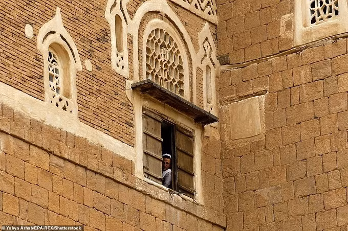 Với vẻ đẹp đó, cung điện Dar al-Hajar xuất hiện trên một tờ tiền giấy của Yemen.