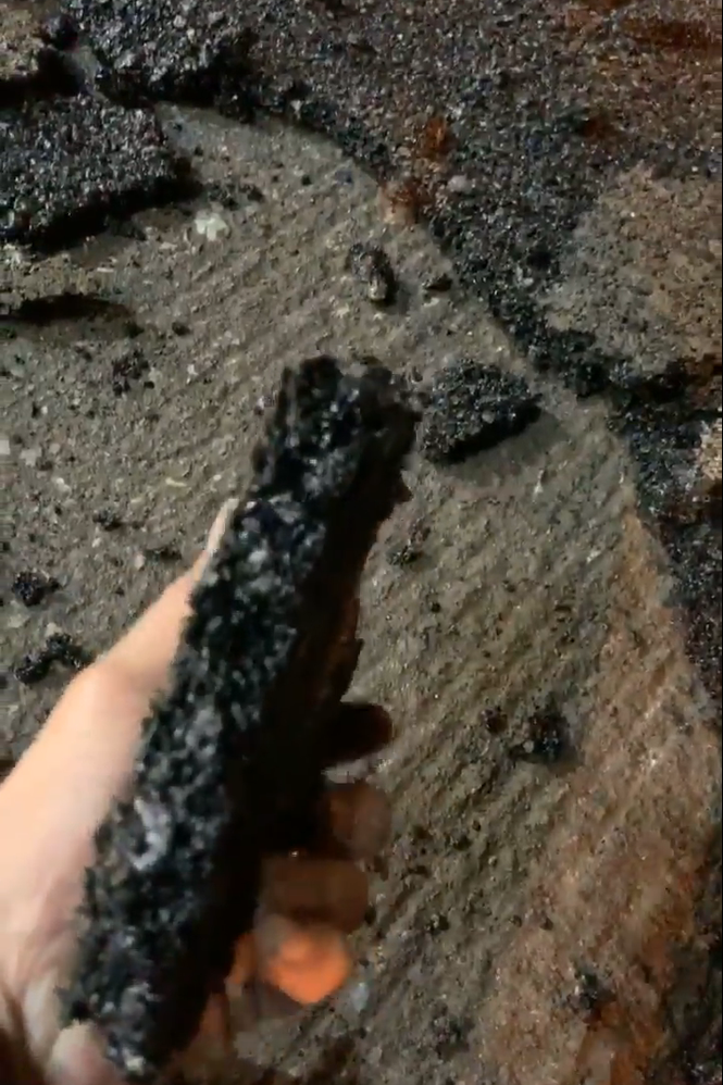 Ngay sau đó, đoạn clip đã bị gỡ bỏ. Theo xác minh của phóng viên Tiền Phong, sự việc xảy ra đúng ngày 18/9 tại khu vực dốc Vệ Tinh (xã Vạn Điểm, huyện Thường Tín, Hà Nội). Tại đây, Đội quản lý giao thông số 5 (Cty CP Quản lý và xây dựng đường bộ 1 Hà Tây) thi công thảm lại mặt đường vì đã xuống cấp.