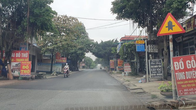 “Đúng là đơn vị làm vệ sinh chưa tốt. Hơn nữa, trong quá trình thảm bị ngắt quãng do thiếu bê tông nhựa nên đến tối công nhân mới tiếp tục thảm thêm. Chúng tôi đã báo cáo lãnh đạo công ty và sẽ tự bỏ tiền ra để thảm lại đoạn đường trên”, ông Trọng cho hay. Đơn vị thi công cào lớp bê tông cũ và hoàn thành thảm lại toàn bộ mặt đường.