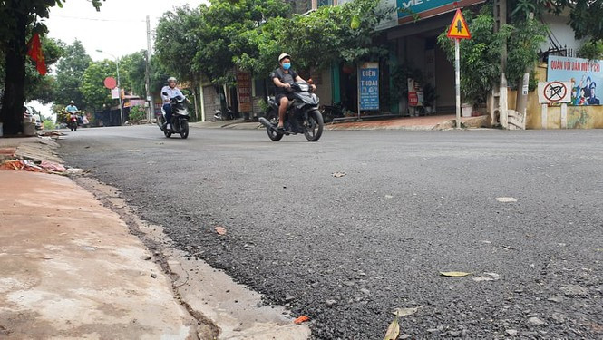 Khảo sát tại hiện trường ngày 21/9 cho thấy, vị trí người dân bóc lên, quay clip đã được thảm lại. Ông Lê Trung Trọng, Đội trưởng Đội quản lý giao thông số 5 cho biết, khi phát hiện đoạn đường xuống cấp, đơn vị sẽ báo cáo và Ban Duy tu các công trình hạ tầng giao thông (Sở GTVT Hà Nội) đồng ý, đơn vị mới được phép làm. Quá trình này mất khá nhiều thời gian. Dù chưa được đơn vị giám sát cho phép nhưng do mặt được đã được cào lại tiềm ẩn nguy cơ mất an toàn giao thông, lo ngại cơn bão số 5 sẽ gây mưa kéo dài nên đơn vị quyết định thảm nhựa để đảm bảo an toàn.