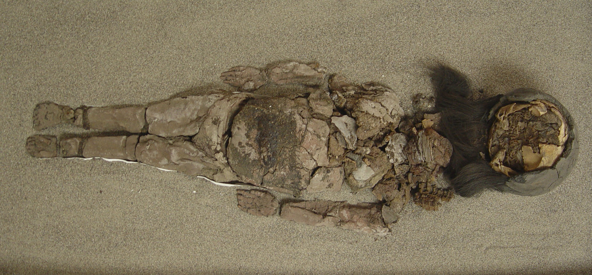 Sau khi hoàn thành quy trình ướp xác, cả 2 loại xác ướp trên đều được thợ ướp xác đội cho tóc giả và đeo mặt nạ bằng đất sét.