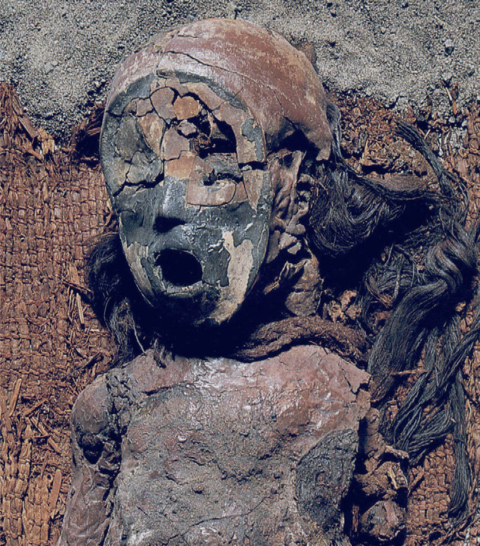 Mặt nạ của xác ướp đen được sơn màu bằng mangan và mặt nạ xác ướp đỏ sơn bằng thổ hoàng.