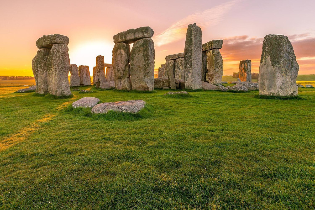 Trong suốt nhiều năm qua, các chuyên gia cố gắng giải mã bãi đá cổ Stonehenge do nền văn minh nào xây dựng và mục đích của công trình này là gì.