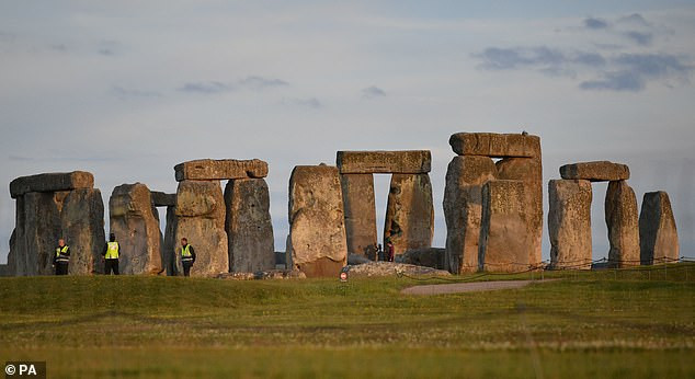 Theo các chuyên gia, bãi đá cổ Stonehenge có niên đại khoảng 4.000 tuổi. Những cột đá lớn xếp thành một vòng tròn.