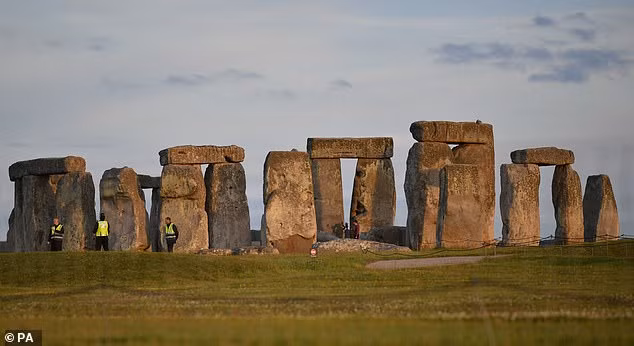 Theo các chuyên gia, bãi đá cổ Stonehenge có niên đại khoảng 4.000 tuổi. Những cột đá lớn xếp thành một vòng tròn.