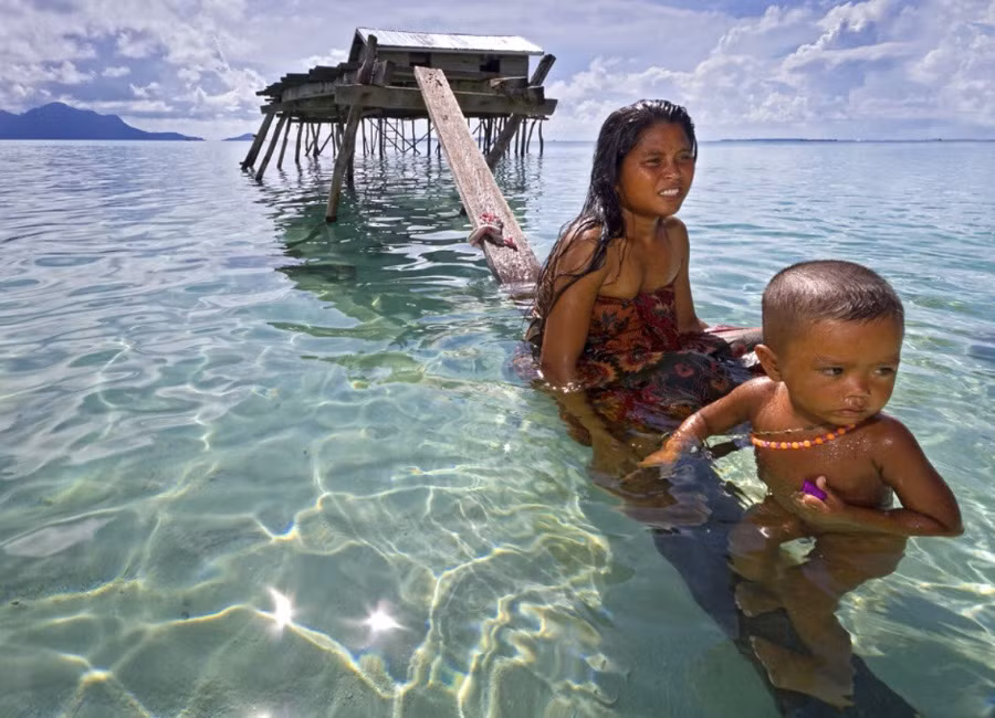 Để có thể lặn sâu dưới biển trong thời gian dài, người Bajau luyện tập bơi từ khi còn nhỏ.