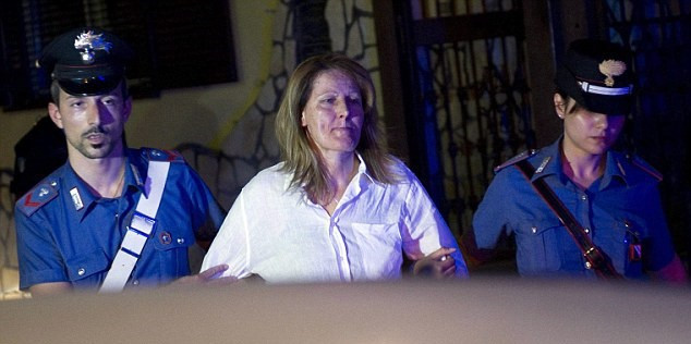 Để bảo vệ và củng cố quyền lực, bà trùm Raffaella dùng mọi thủ đoạn, kể cả giết người. Nhờ những hoạt động phạm pháp, đế chế của bà trùm này sở hữu hàng tỷ USD.