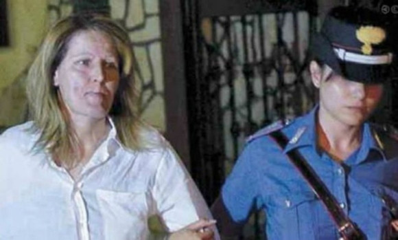 Trong giới mafia, Raffaella được gọi là “The Big Female Kitten” (Mèo cái lớn). Ả cùng đàn em thực hiện buôn bán ma túy, tống tiền, làm tiền giả, gây ra những vụ ẩu đả, chém giết đẫm máu ở Italy.