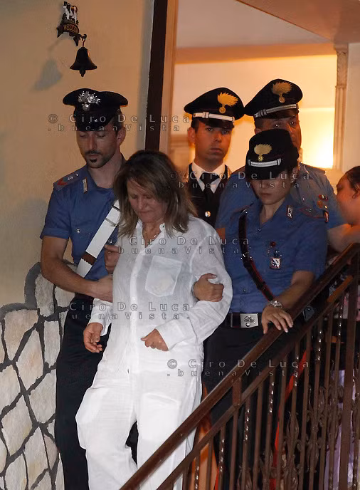 Theo đó, bà trùm bị bắt cùng 65 người khác. Trong số này có cả 2 người con của vợ chồng Raffaella.