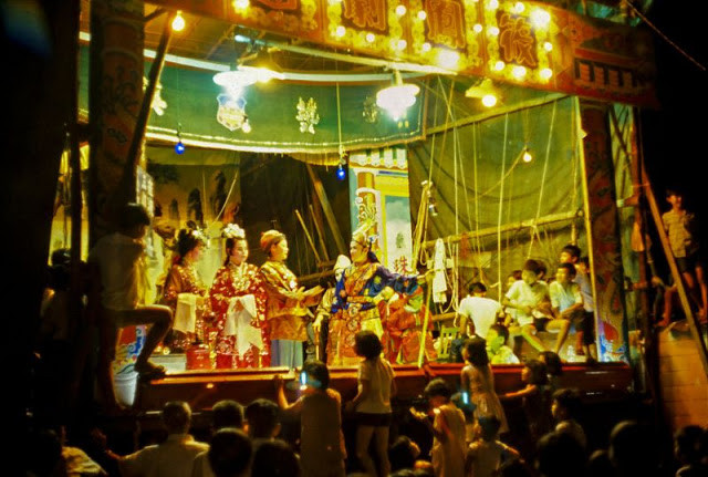 Người dân Singapore thích thú xem một buổi biểu diễn nghệ thuật tổ chức vào buổi tối.