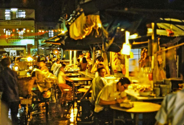 Đời sống về đêm nhộn nhịp ở Singapore.