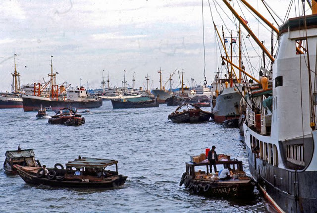 Singapore có thế mạnh về biển nên các hoạt động giao thương bằng đường biển vô cùng phát triển. Mỗi ngày có rất nhiều tàu thuyền ra vào bến cảng.