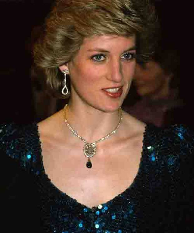 Mặt dây chuyền, trâm cài áo đính kim cương và ngọc lục bảo là món trang sức yêu thích mà Công nương Diana từng đeo khi tham dự các sự kiện, hoạt động của hoàng gia Anh. Công nương Diana kết hợp chiếc trâm với đôi hoa tai cũng bằng ngọc lục bảo khi đến thăm Áo năm 1986.