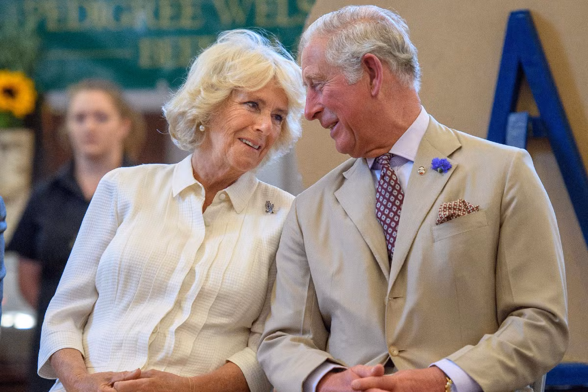 Thái tử Charles và bà Camilla gặp nhau lần đầu trong trận đấu polo năm 1971. Từ đây, hai người rơi vào lưới tình và yêu nhau say đắm. Thế nhưng, sau đó, hai người chia tay và cưới người khác.
