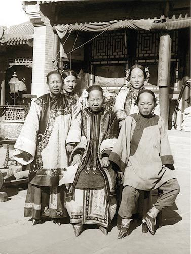 Kế đến, đôi bàn chân sẽ được bó chặt bằng vải với 4 ngón chân bẻ quặt vào lòng bàn chân để tạo thành hình dáng giống hoa sen.