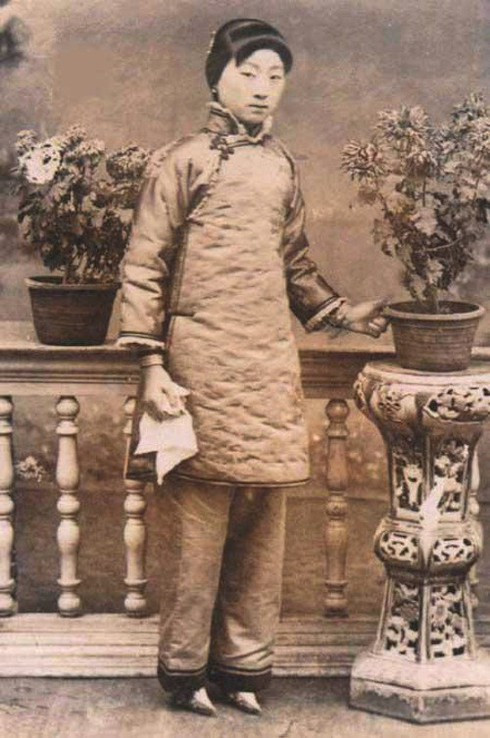 Trước những ảnh hưởng lớn đến sức khỏe của phụ nữ, chính quyền Trung Quốc cấm thực hiện tập tục bó chân kể từ năm 1911.