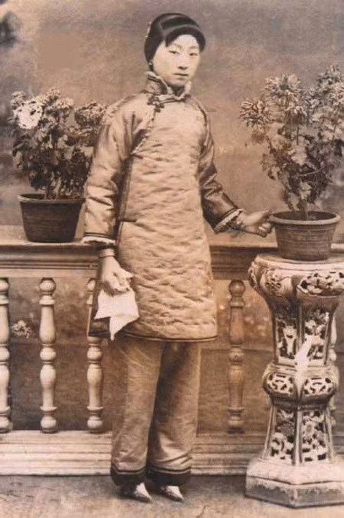 Trước những ảnh hưởng lớn đến sức khỏe của phụ nữ, chính quyền Trung Quốc cấm thực hiện tập tục bó chân kể từ năm 1911.